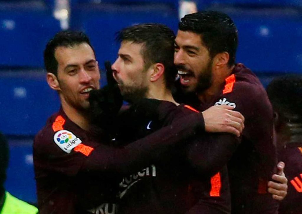 Piqué da un punto al Barça en otro derbi caliente